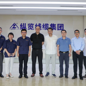 云南省機(jī)械工業(yè)行業(yè)協(xié)會(huì)、昆明電纜集團(tuán)昆電工電纜有限公司領(lǐng)導(dǎo)一行到縱覽線纜集團(tuán)參觀交流